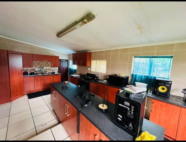 5 BEDROOM HOUSE FOR SALE IN ELSBURG